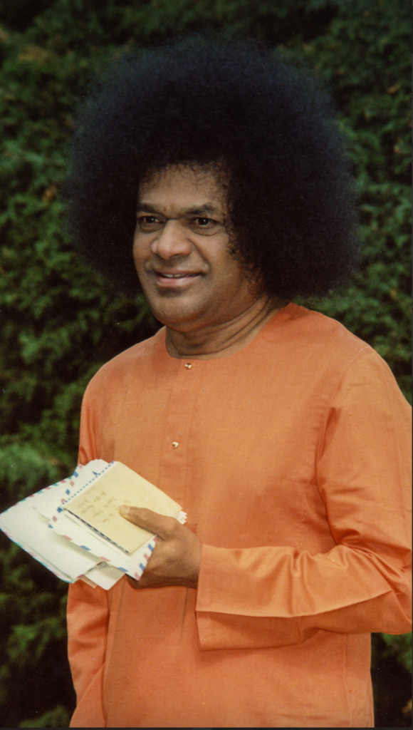 The Divine Humanitarian: Bhagawan Sri Sathya Sai Baba and the Message of Universal Oneness